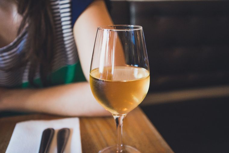 Verres de vin sur une table de dégustation