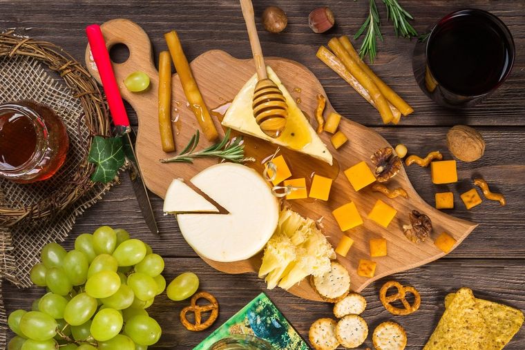 Une planche de fromages, de charcuterie et de raisin