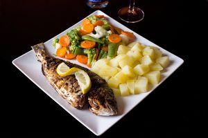 Une dorade grillée et ses légumes