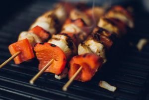 Des brochettes de légumes sur le grill