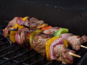 Des brochettes de viande et de poivrons sur le grill