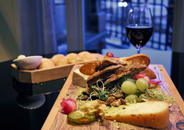 Une planche de charcuterie et de fromages à partager