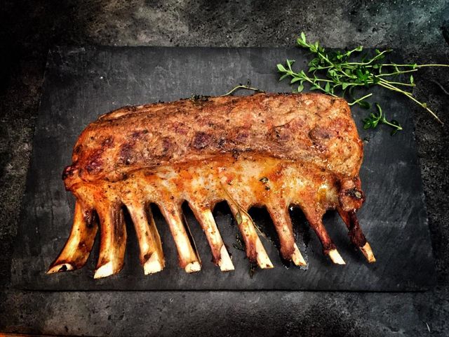 Une pièce de viande grillée