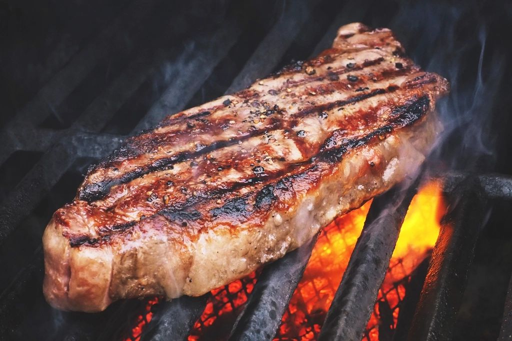 Une pièce de bœuf saisie au-dessus des flammes